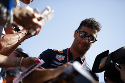 Daniel Ricciardo, Red Bull Racing taraftarlara imza dağıtıyor