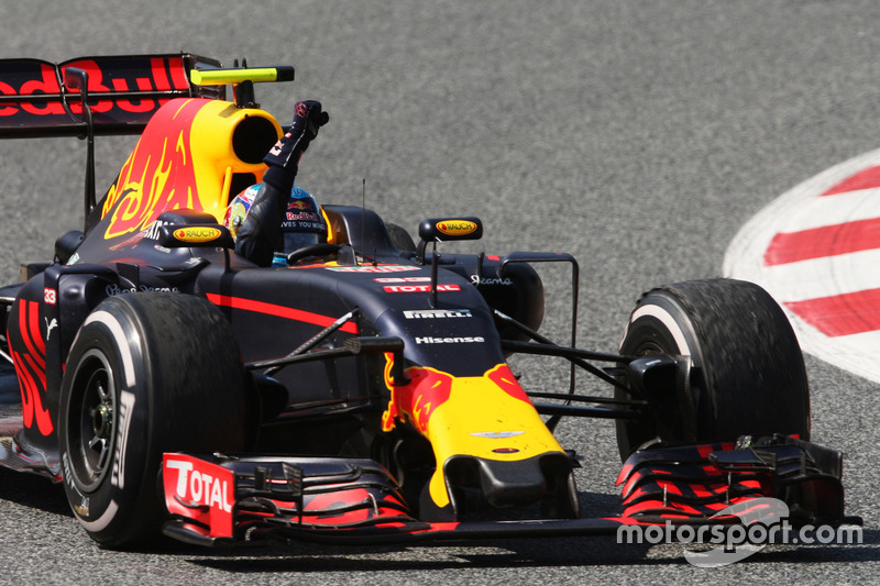 Переможець Макс Ферстаппен, Red Bull Racing RB12 святкує перемогу