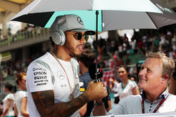 Льюіс Хемілтон, Mercedes AMG F1 і ведучий Sky Sports F1 Джонні Херберт на параді пілотів