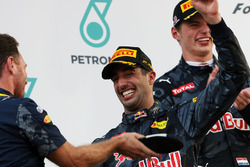 Podium: Christian Horner, Red Bull Racing met winnaar Daniel Ricciardo, Red Bull Racing en Max Verst