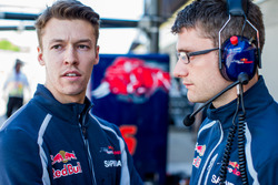 Daniil Kvyat, Scuderia Toro Rosso met zijn engineer