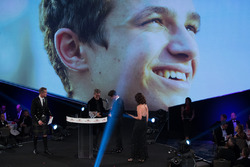 Lando Norris, yılın yerel sürücüsü ödülünü Eddie Jordan'dan alıyor