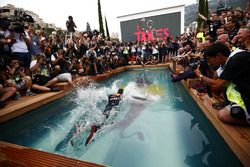 Daniel Ricciardo, Red Bull Racing, si tuffa nella piscina della Red Bull Energy Station