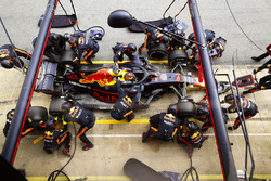 Max Verstappen, Red Bull Racing RB14 Tag Heuer, pit stop action