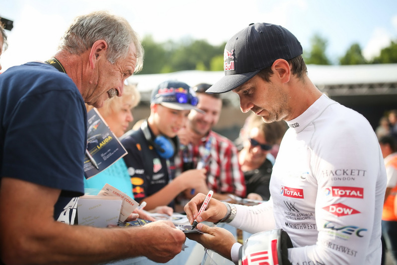 Mathias Lauda firma un autografo