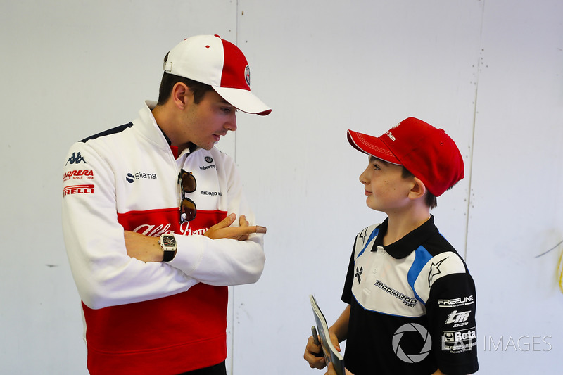 Charles Leclerc, Sauber, parla con un grid kid