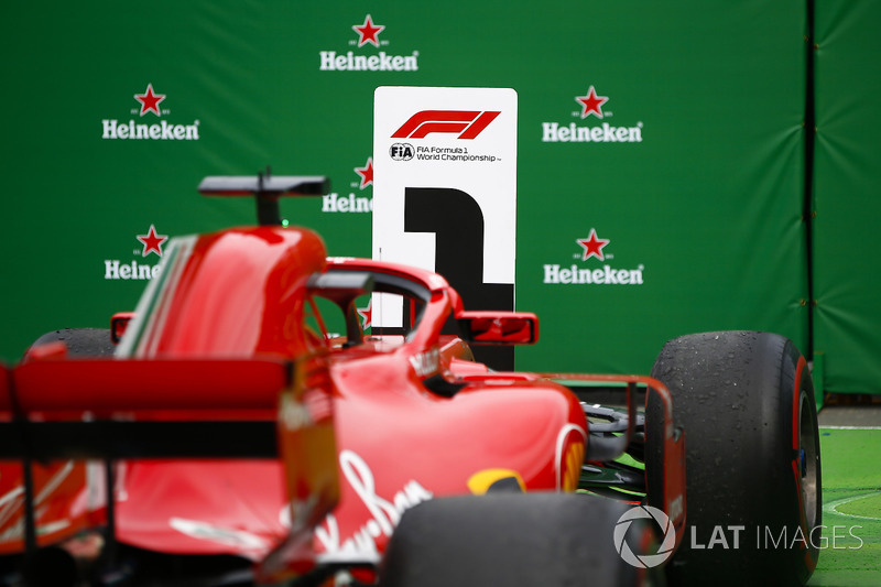 El coche ganador de Sebastian Vettel, Ferrari SF71H, bajo el podio
