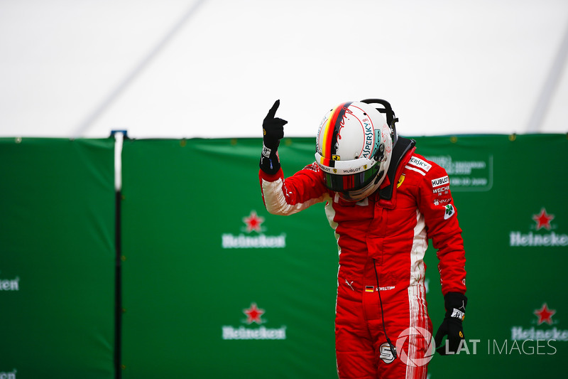 Переможець Себастьян Феттель, Ferrari святкує у закритому парку