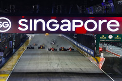 Sebastian Vettel, Ferrari SF70H, Max Verstappen, Red Bull Racing RB13, Kimi Raikkonen, Ferrari SF70H, the rest of the field away at the start