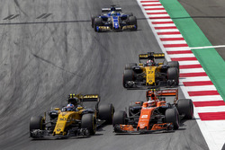 Jolyon Palmer, Renault Sport F1 Team RS17, Stoffel Vandoorne, McLaren MCL32 pozisyon mücadelesi