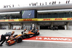 Fernando Alonso, McLaren MCL32, wird in die Box geschoben