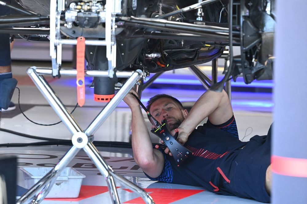 Mecánico trabaja en el Red Bull Racing RB19