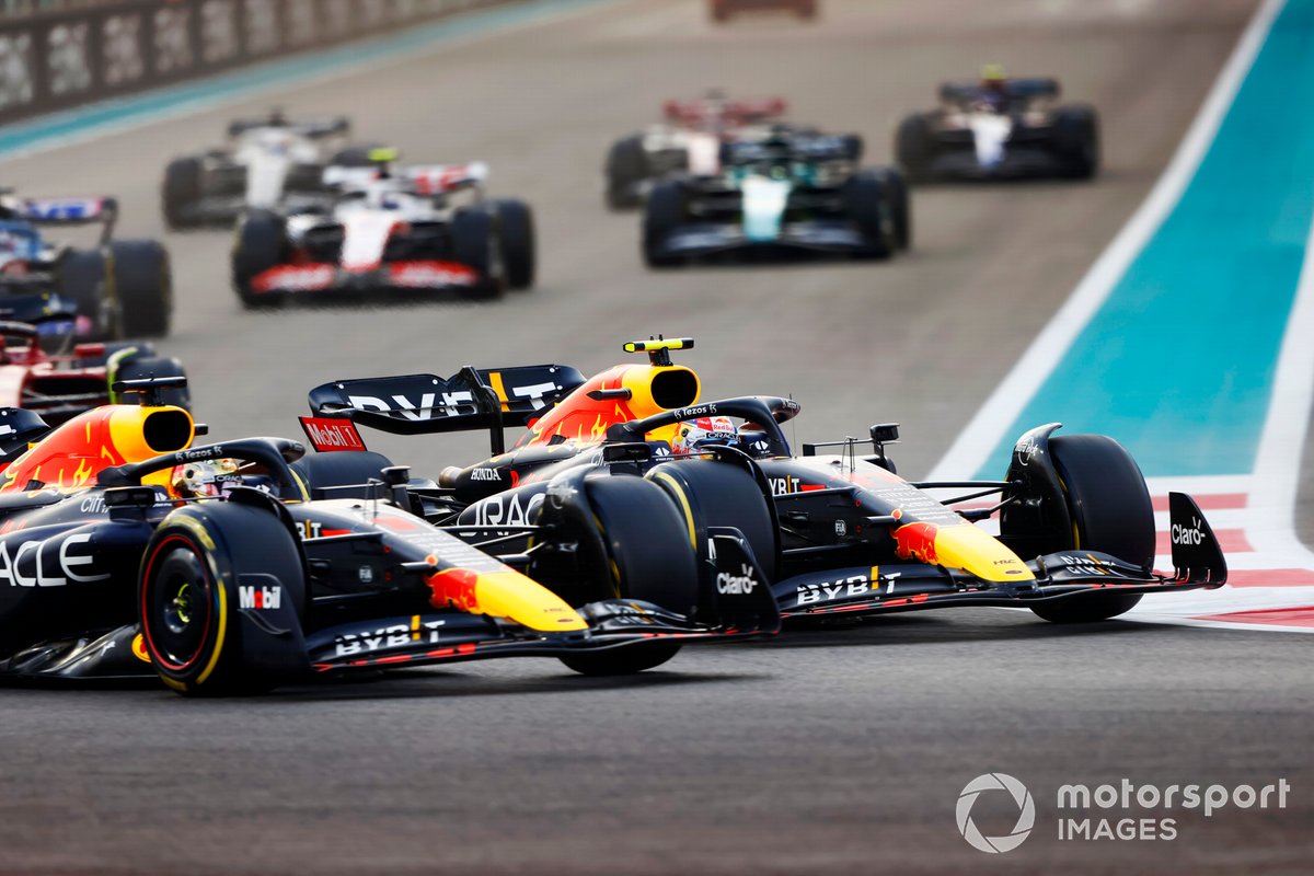 После старта: Макс Ферстаппен, Red Bull RB18, Серхио Перес, Red Bull RB18, после старта