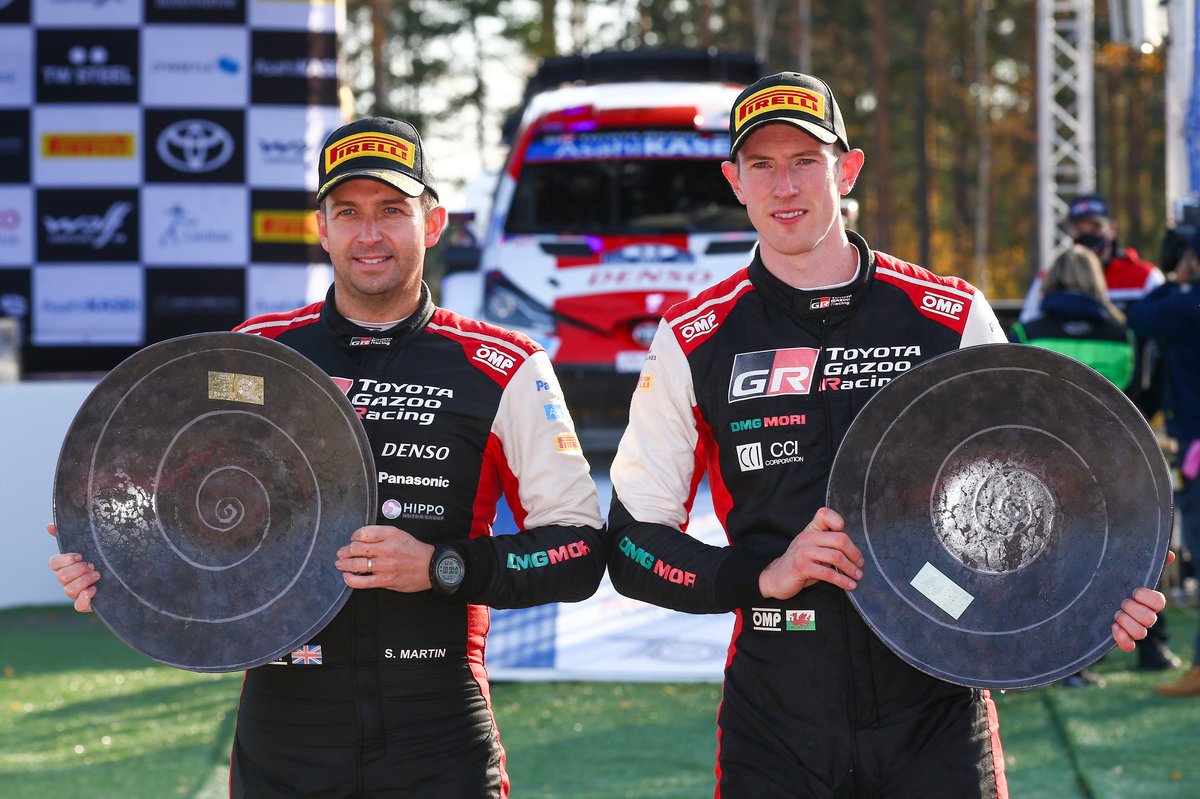 Победители гонки Элфин Эфанс (справа) и Скотт Мартин, Toyota Gazoo Racing WRT Toyota Yaris WRC