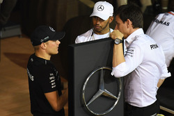 Valtteri Bottas, Mercedes AMG F1, Lewis Hamilton, Mercedes AMG F1 ve Toto Wolff, Mercedes AMG F1 Dir
