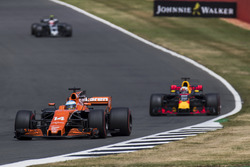 Fernando Alonso, McLaren MCL32, Daniel Ricciardo, Red Bull Racing RB13