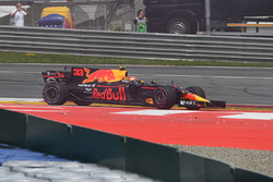Max Verstappen, Red Bull Racing RB13, nach Kollision