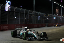 Lewis Hamilton, Mercedes AMG F1 F1 W08 leads