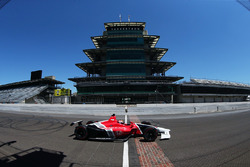 Оріол Сервія випробовує машину IndyCar 2018 року з двигуном Honda
