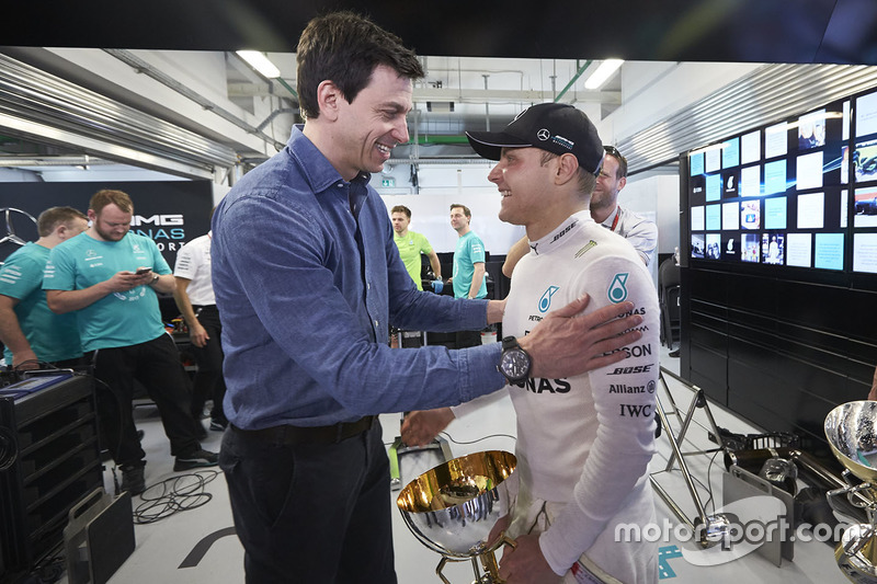 Руководитель Mercedes AMG F1 Тото Вольф и пилот команды Валттери Боттас