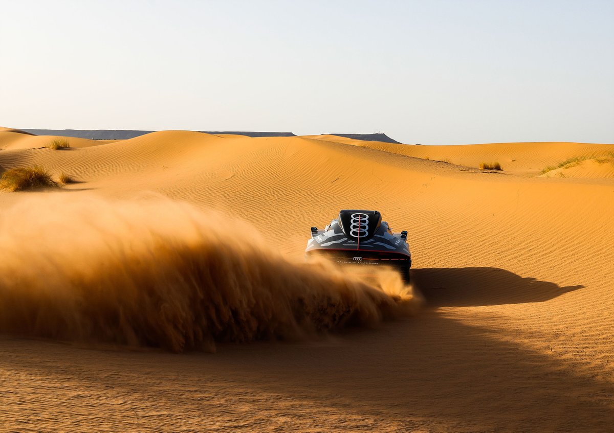 Audi RS Q e-tron durante i test nel deserto