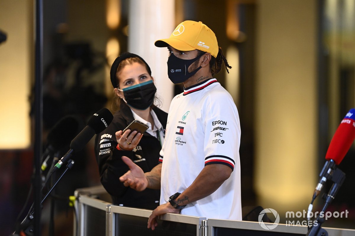 Lewis Hamilton, Mercedes-AMG F1, saat diwawancara usai sesi kualifikasi
