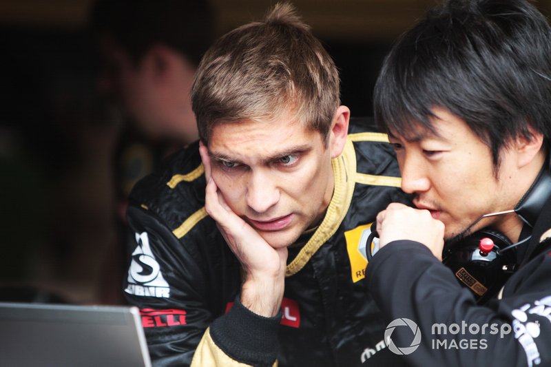 Виталий Петров и его гоночный инженер Айао Комацу, Lotus Renault GP, 2011 год