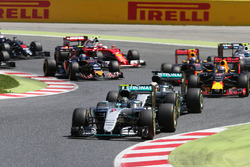 Nico Rosberg, Mercedes AMG F1 W07 Hybrid y Lewis Hamilton, Mercedes AMG F1 W07 Hybrid al inicio de l