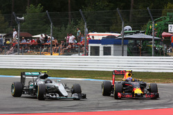 Nico Rosberg, Mercedes AMG F1 W07 Hybrid en Max Verstappen, Red Bull Racing RB12, strijden om positi