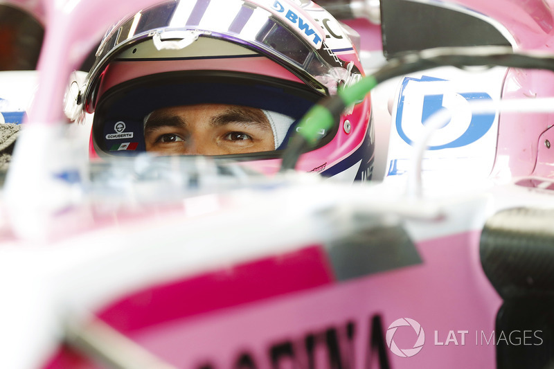 Sergio Perez, Force India, nell'abitacolo della sua monoposto con la visiera alzata