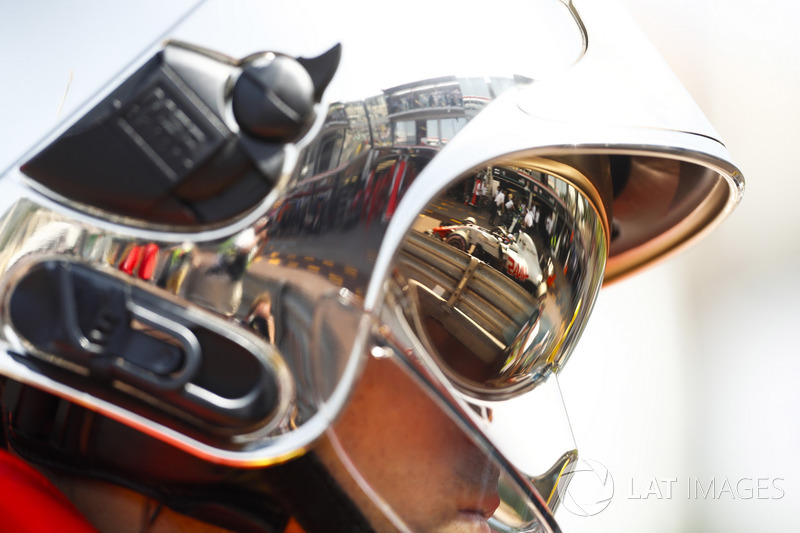 Romain Grosjean, Haas F1 Team VF-18, pist görevlisinin kaskından