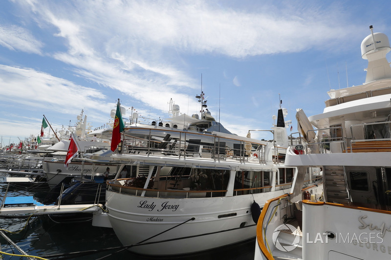 Des yachts dans le port