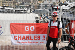 Charles Leclerc, Sauber, con una bandiera dei suoi tifosi