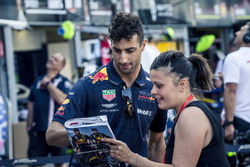 Daniel Ricciardo, Red Bull Racing zet een handtekening