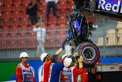 Kazalı araç, Brendon Hartley, Scuderia Toro Rosso kaldırılıyor, aracın vites kutusu arkadan sarkıyor