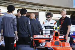 Fernando Alonso, McLaren, McLaren engineers alongside LAT photographer Steven Tee