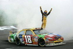 Yarış galibi Kyle Busch