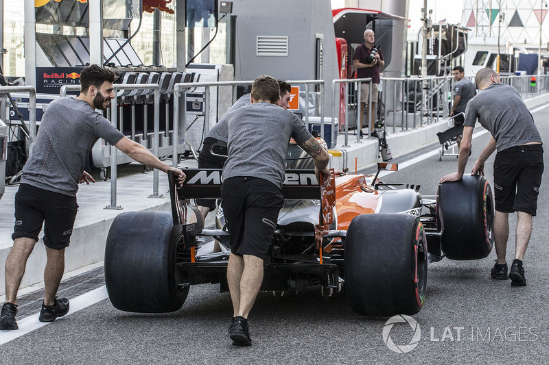 McLaren mekanikerleri McLaren MCL32'yi itiyor