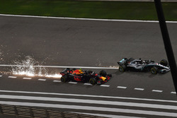 Макс Ферстаппен, Red Bull Racing RB14, и Льюис Хэмилтон, Mercedes AMG F1 W09