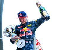 Max Verstappen, Red Bull Racing festeggia la sua prima vittoria