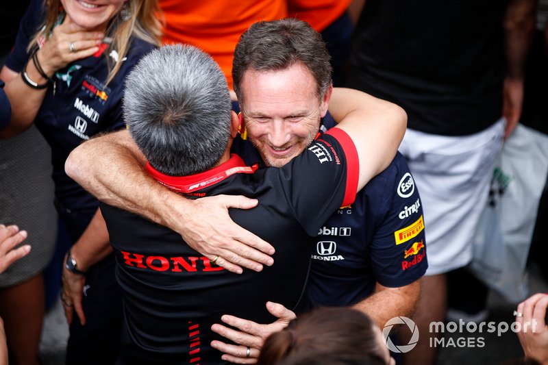Masashi Yamamoto, General Manager, Honda Motorsport, and Christian Horner, Team Principal, Red Bull Racing