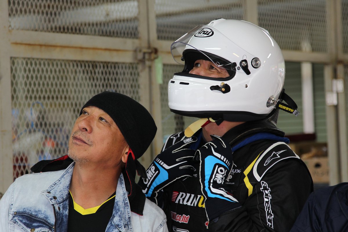 山本のヘルメットは真っ白。レースに誘ったランナップスポーツの田中代表とタイムをチェック