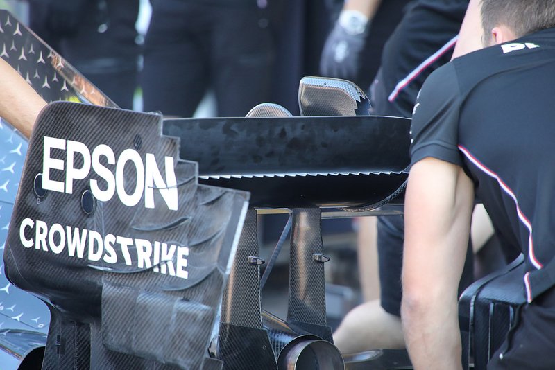 Detalle del alerón trasero del Mercedes AMG F1 W10 con un plano dentado