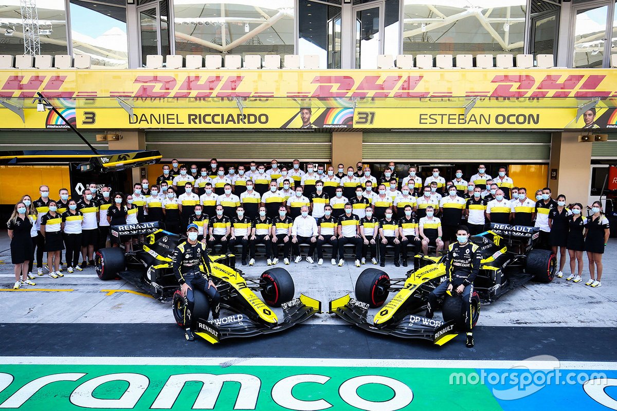 Seluruh anggota Renault F1 Team berfoto bersama Daniel Ricciardo dan Esteban Ocon di F1 GP Abu Dhabi 2020