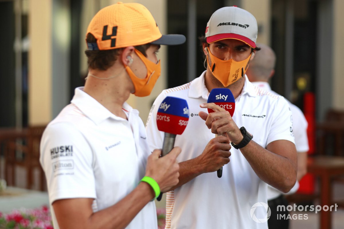 Carlos Sainz Jr (kanan) dan Lando Norris saat masih menjadi rekan setim di McLaren.