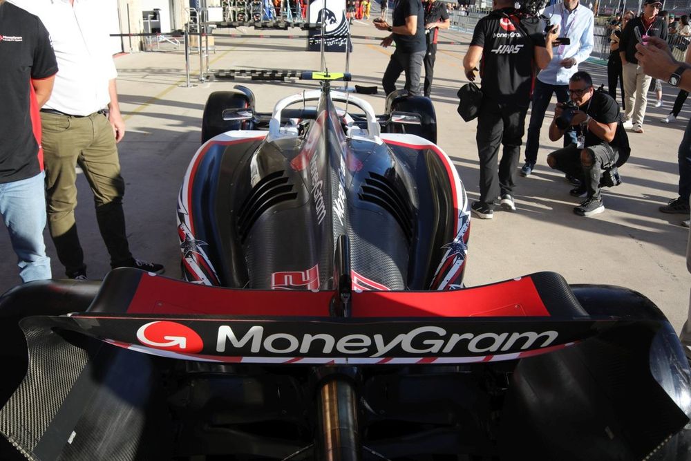 Haas VF-23 detalle superior trasero