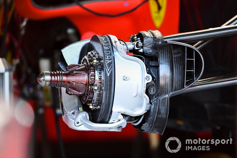 Dettaglio del disco anteriore della Ferrari SF90 con la forma scavata a V