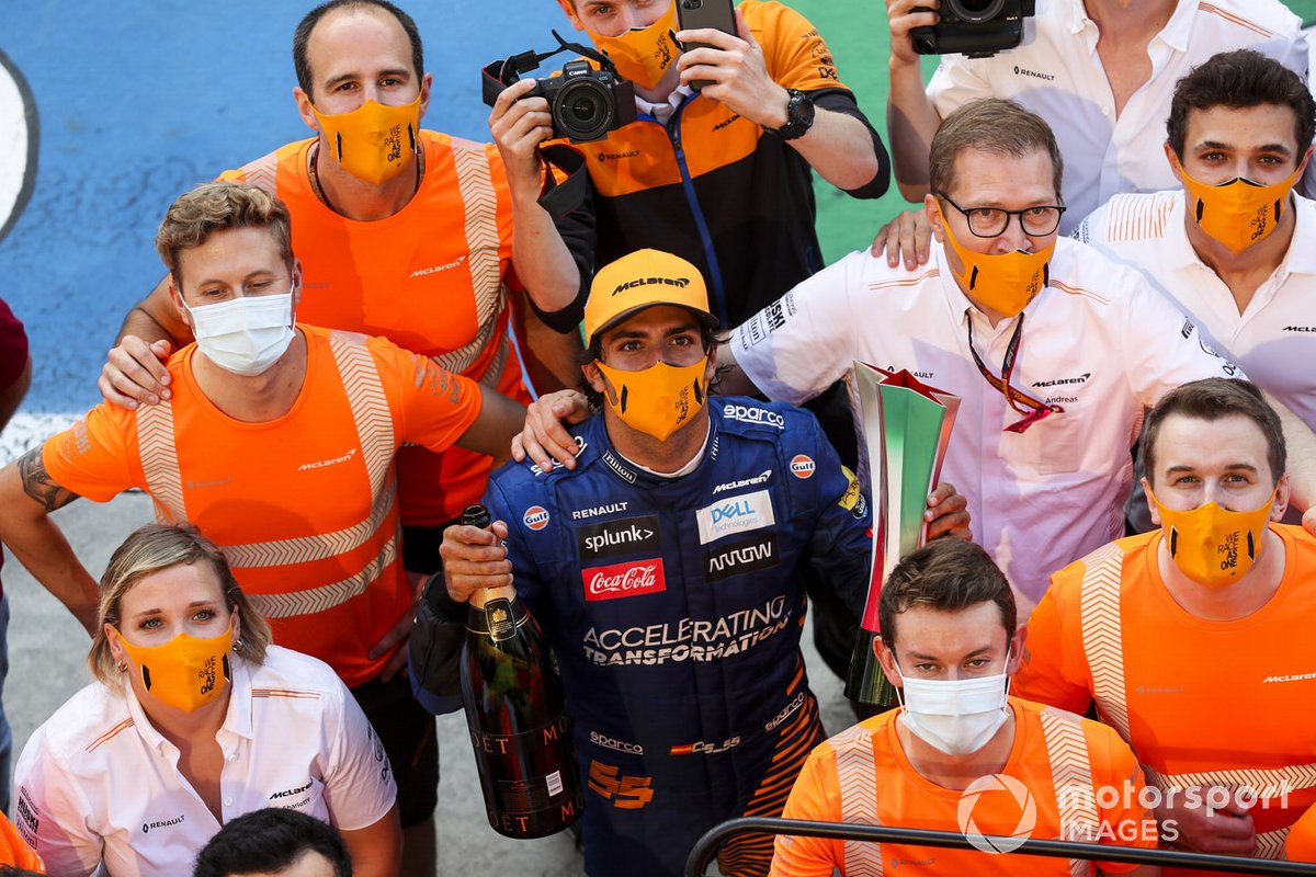 Carlos Sainz Jr., McLaren, 2nd position, Andreas Seidl, Team Principal, McLaren, and the McLaren team celebrate their podium finish