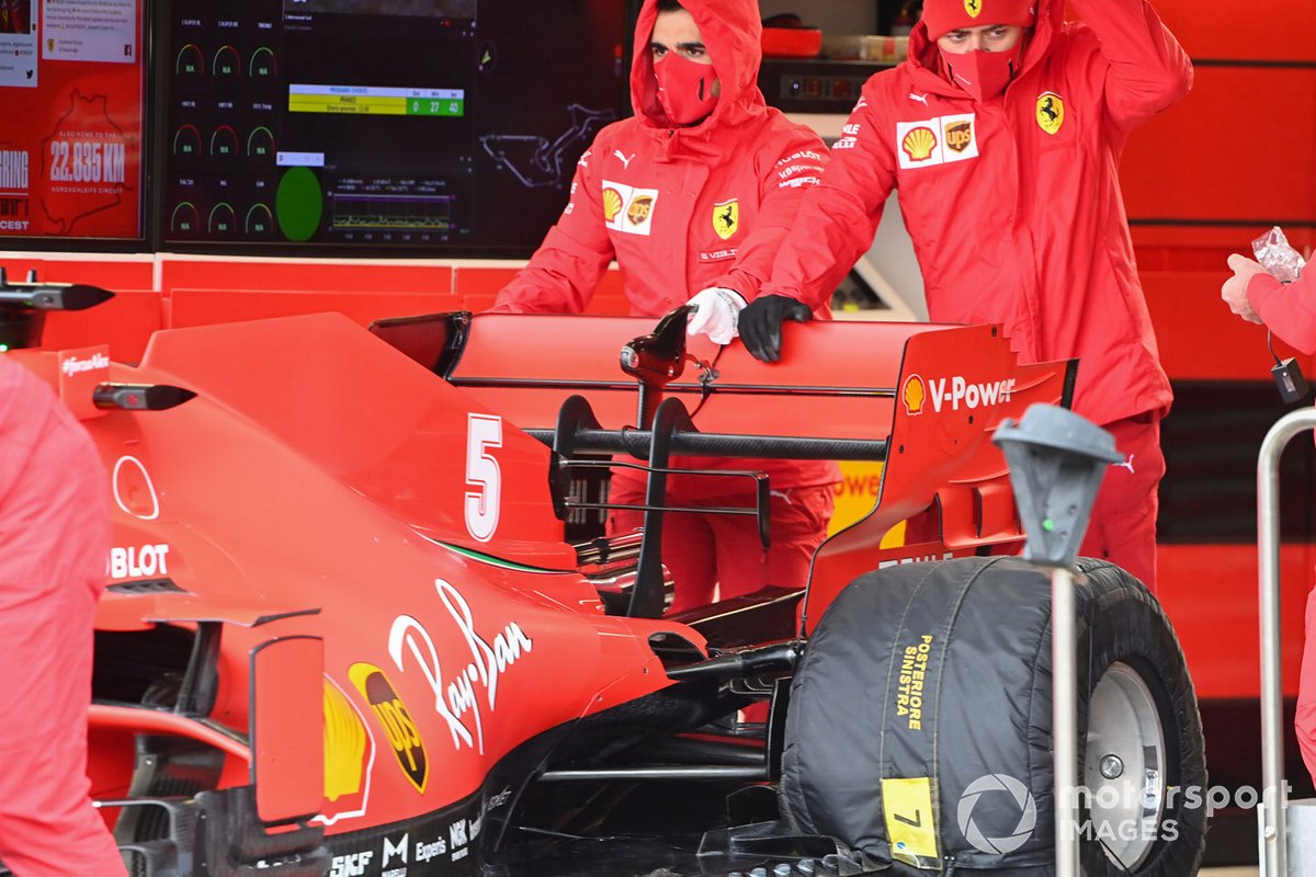 Mechanics with Sebastian Vettel, Ferrari SF1000