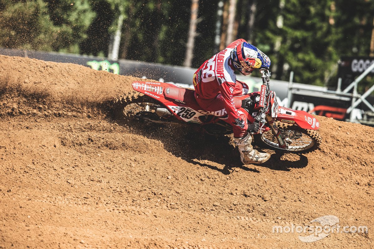 Kroser Standing Construct GasGas Factory Racing, Glenn Coldenhoff, melibas sebuah bermed corner di Sirkuit Kegums, MXGP Latvia 2020 yang dimenanginya.